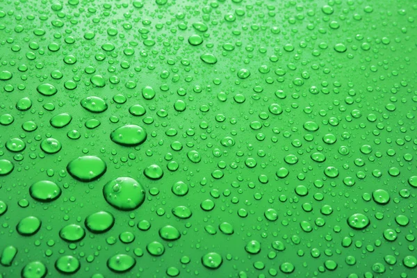 Água verde cai fundo com grandes e pequenas gotas — Fotografia de Stock