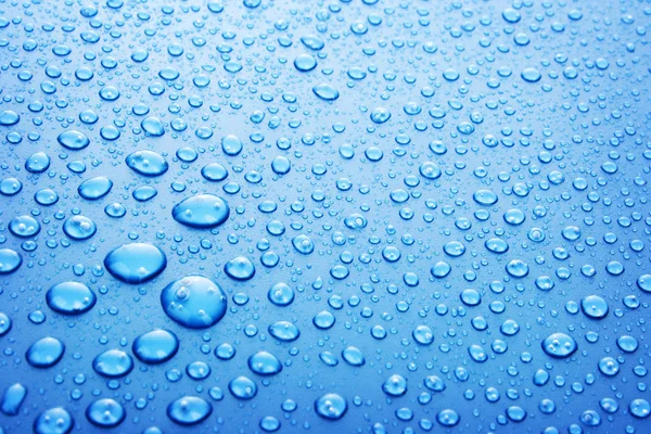Blaue Wassertropfen Hintergrund mit großen und kleinen Tropfen — Stockfoto