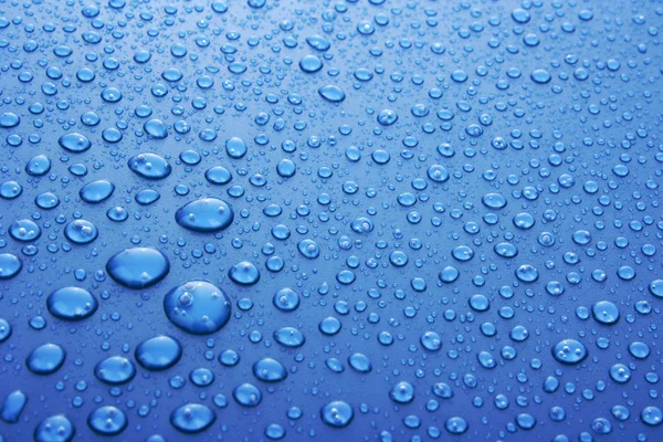 Blauwe water drops achtergrond met grote en kleine druppels — Stockfoto