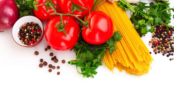 Pasta de espaguetis con tomates, aceite de oliva y albahaca sobre una ba blanca — Foto de Stock