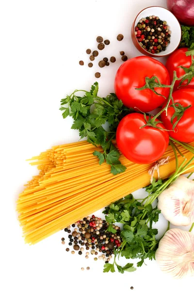 Těstoviny špagety s rajčaty, olivovým olejem a bazalkou na bílé ba — Stock fotografie
