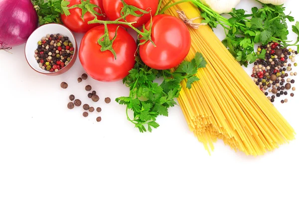 Tészta spagetti, paradicsom, olíva olaj és bazsalikom a fehér ba — Stock Fotó