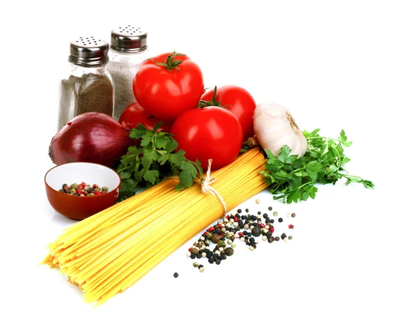 Spaghettis de pâtes aux tomates, huile d'olive et basilic sur une ba blanche — Photo