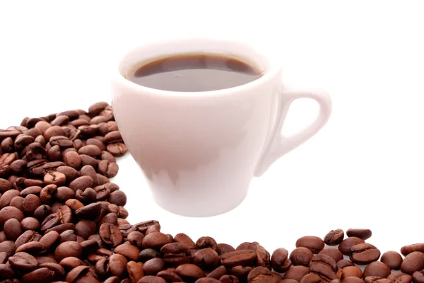 Pequena xícara branca de café com grão de café no fundo de grão — Fotografia de Stock