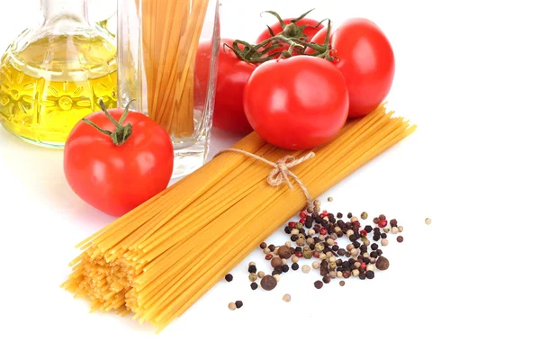 Pasta de espaguetis con tomates, aceite de oliva y albahaca sobre una ba blanca —  Fotos de Stock