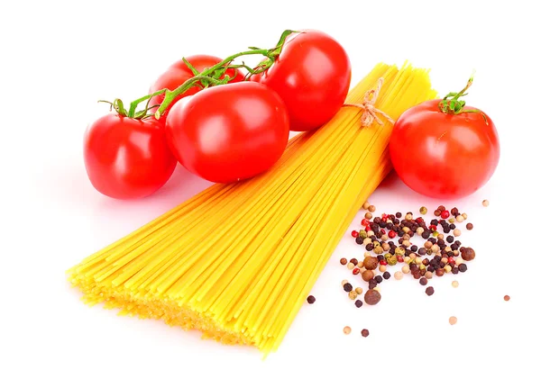 Pasta de espaguetis con tomates sobre un fondo blanco — Foto de Stock