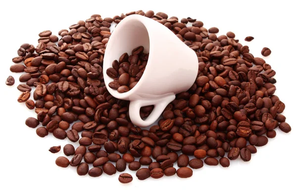 Grãos de café e uma xícara isolada em branco — Fotografia de Stock