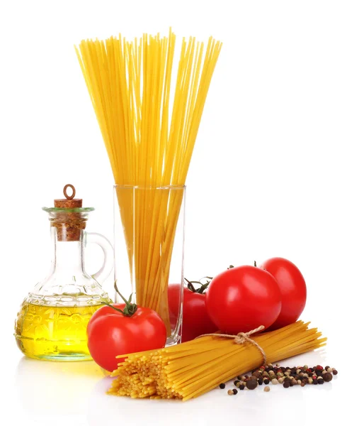 Pasta de espaguetis con tomates, aceite de oliva y albahaca sobre una ba blanca —  Fotos de Stock