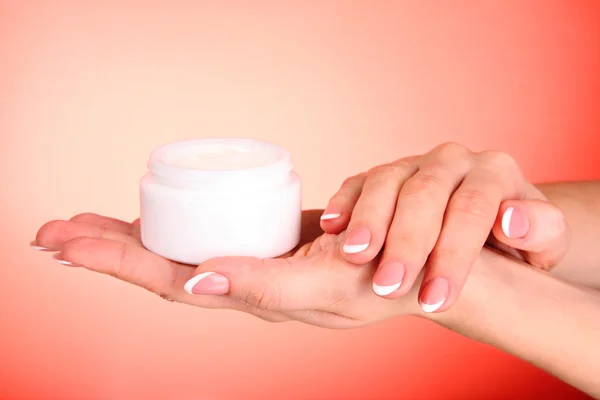 Vrouw aanbrengen crème op haar hand — Stockfoto