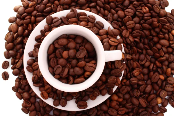 Маленька біла чашка кави з зерном кави на фоні зерна — стокове фото