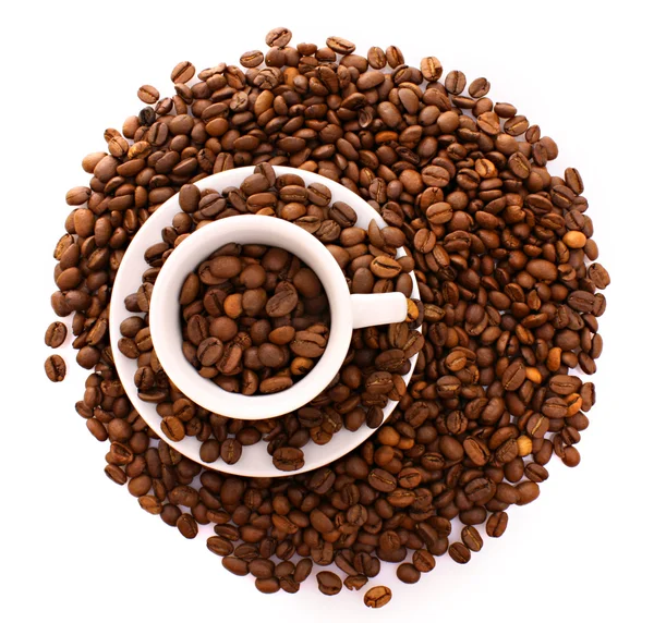 Kávová zrna a šálek izolované na bílém — Stock fotografie