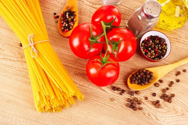 Паста-спагетти с помидорами, оливковым маслом, пепером и базиликом — стоковое фото