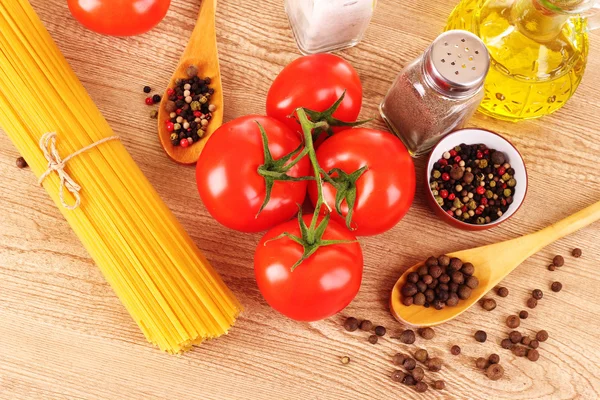 パスタ トマト、オリーブ オイル、胡椒とバジルのスパゲッティ — ストック写真