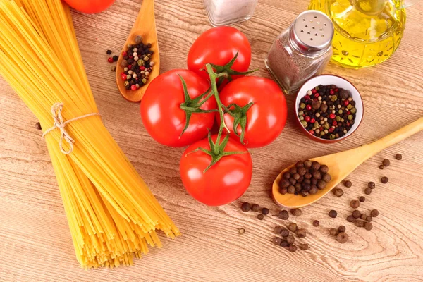 Pasta de espaguetis con tomates, aceite de oliva, peper y albahaca en un —  Fotos de Stock