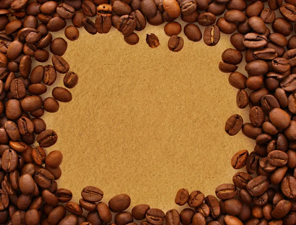 旧纸张背景上的咖啡豆 — 图库照片