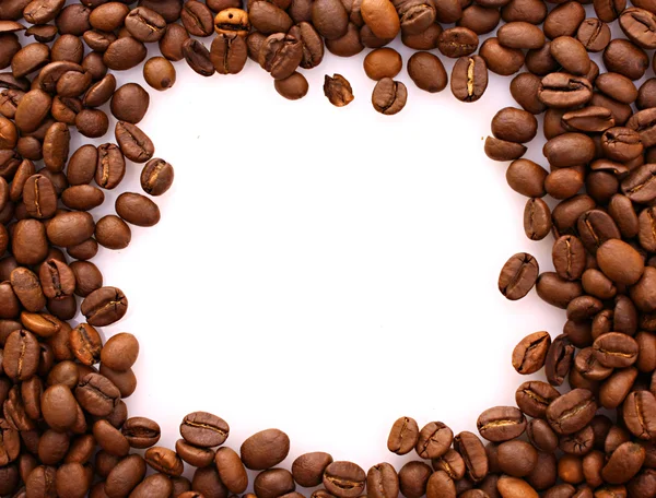 Kávová zrna na bílém pozadí — Stock fotografie