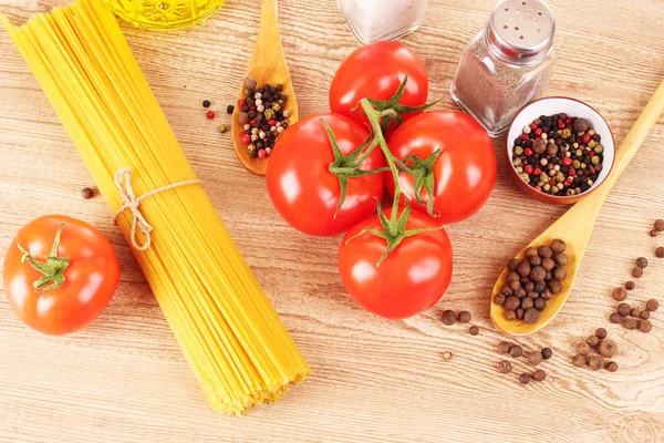 Espaguetis de pasta con tomates, aceite de oliva, peper y albahaca —  Fotos de Stock