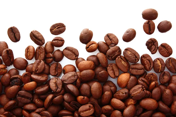 Granos de café sobre fondo blanco —  Fotos de Stock