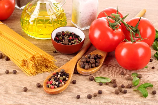 Pasta de espaguetis con tomates, aceite de oliva, peper y albahaca en un —  Fotos de Stock
