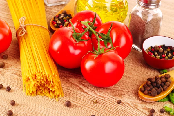 Esparguete de massa com tomate, azeite, peper e manjericão em um — Fotografia de Stock