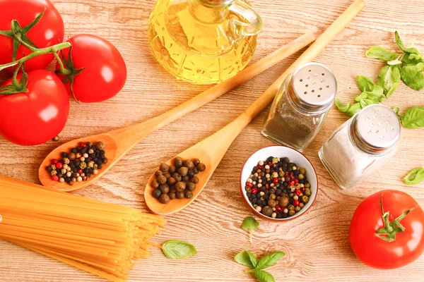 Těstoviny špagety s rajčaty, olivový olej, peper a bazalkou na — Stock fotografie