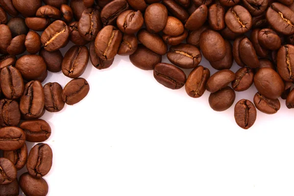 白色小杯咖啡，咖啡谷物粮食背景上 — 图库照片