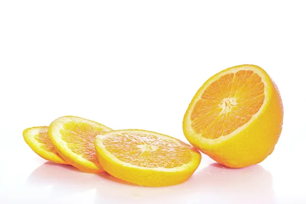 Skivad citron på vit bakgrund — Stockfoto