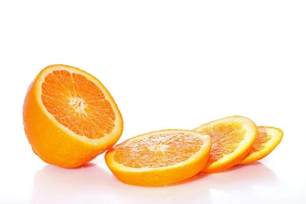 在白色背景上孤立的切片橙子 — 图库照片