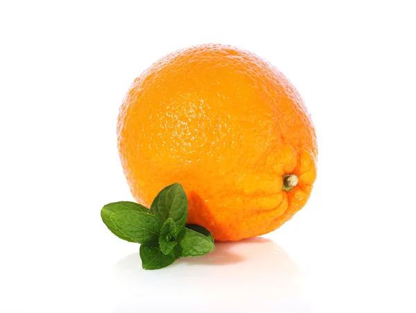 Большой апельсин и мята изолированы на белом фоне — стоковое фото