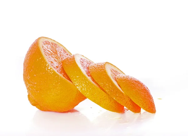 In Scheiben geschnitten orange isoliert auf weißem Hintergrund — Stockfoto