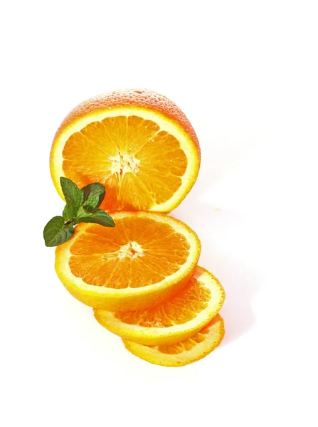 Plasterki pomarańczy i mięta na białym tle na białym tle — Zdjęcie stockowe