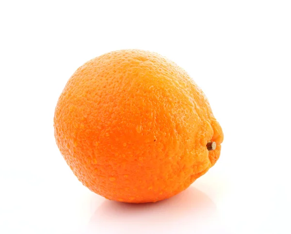 Grande laranja madura em um fundo branco — Fotografia de Stock