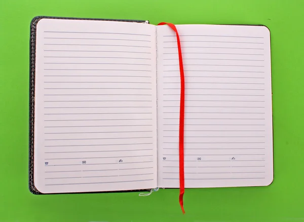 Apri il quaderno su sfondo verde — Foto Stock