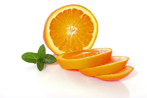 Plasterki pomarańczy i mięta na białym tle na białym tle — Zdjęcie stockowe
