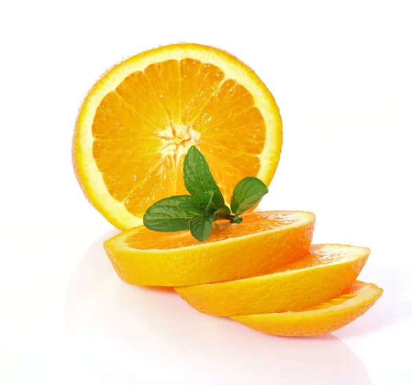 Duża pomarańcza i mięta na białym tle — Zdjęcie stockowe