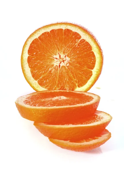 Нарезанный апельсин изолирован на белом фоне — стоковое фото