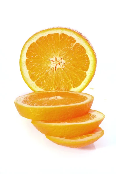在白色背景上孤立的切片橙子 — 图库照片