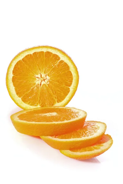 Szeletelt narancs elszigetelt fehér háttér — Stock Fotó