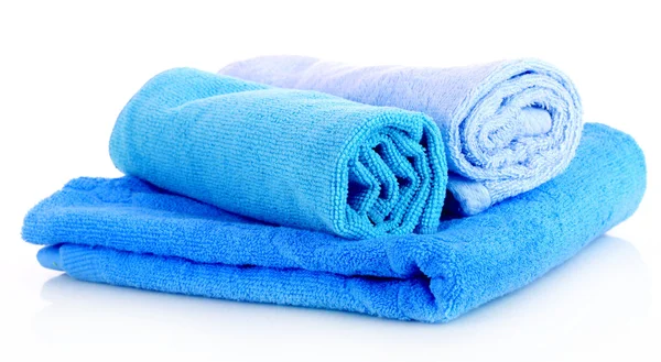 Skládaný barevné ručníky na bílém pozadí — Stock fotografie