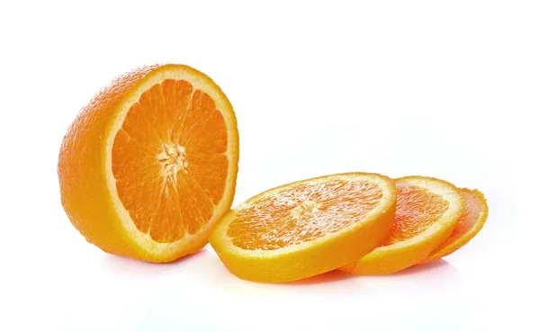 Naranja en rodajas aisladas sobre fondo blanco — Foto de Stock