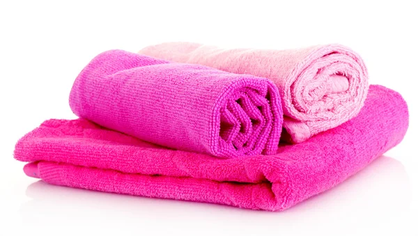 Empilhados toalhas coloridas em um fundo branco — Fotografia de Stock