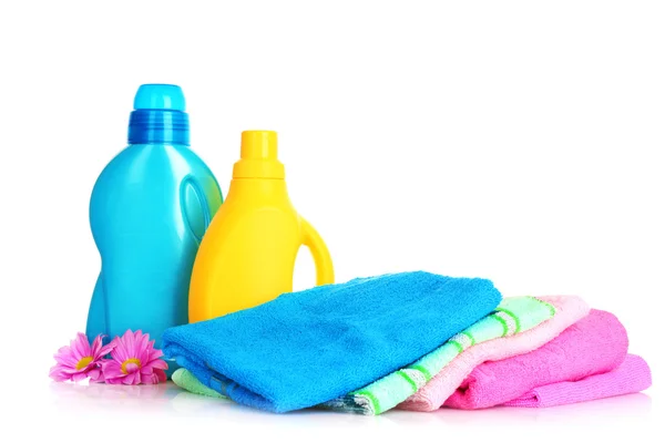 Kleurrijke handdoeken en vloeibaar wasmiddel over witte backgr — Stockfoto