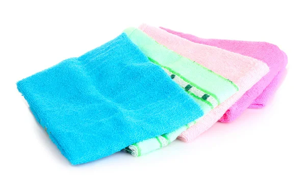 Bunte Handtücher auf weißem Hintergrund — Stockfoto