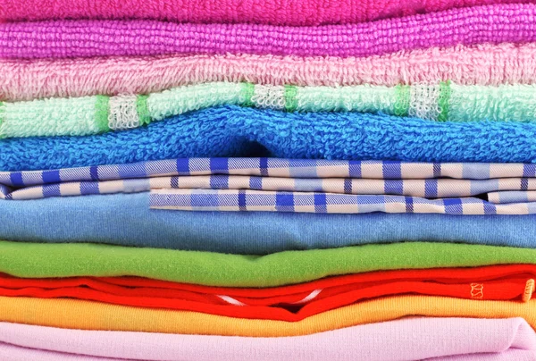 Tumpukan pakaian berwarna-warni sebagai latar belakang — Stok Foto