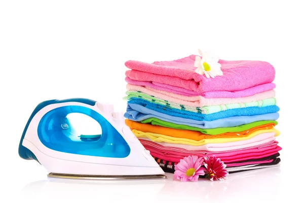 Stapel van kleurrijke kleding en strijkijzer over witte pagina — Stockfoto
