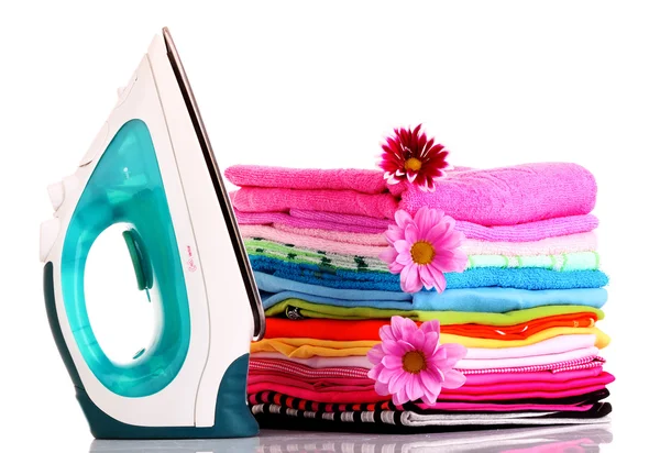 Stapel van kleurrijke kleding en strijkijzer over witte pagina — Stockfoto