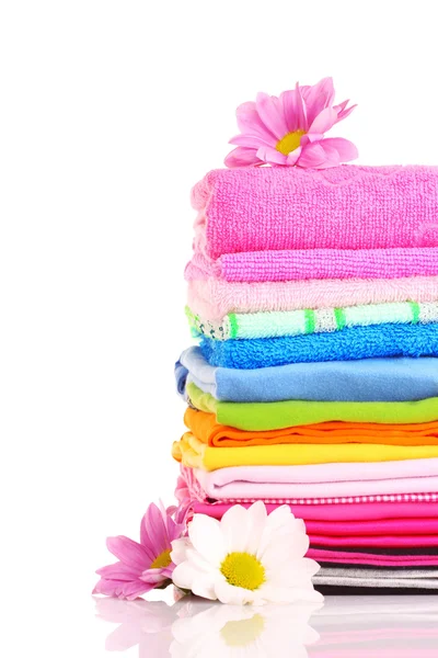 Gestapelte bunte Handtücher auf weißem Hintergrund — Stockfoto