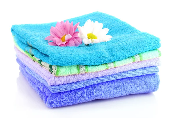 Accatastati asciugamani colorati su uno sfondo bianco — Foto Stock