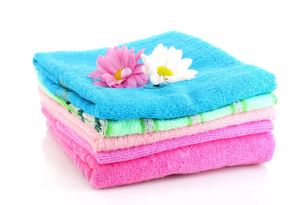Ułożone ręczniki kolorowy na białym tle — Zdjęcie stockowe