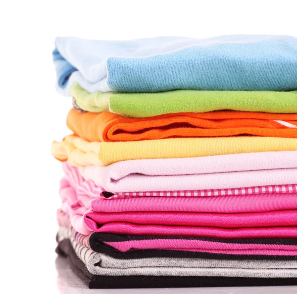 Pilha de roupas coloridas sobre fundo branco — Fotografia de Stock
